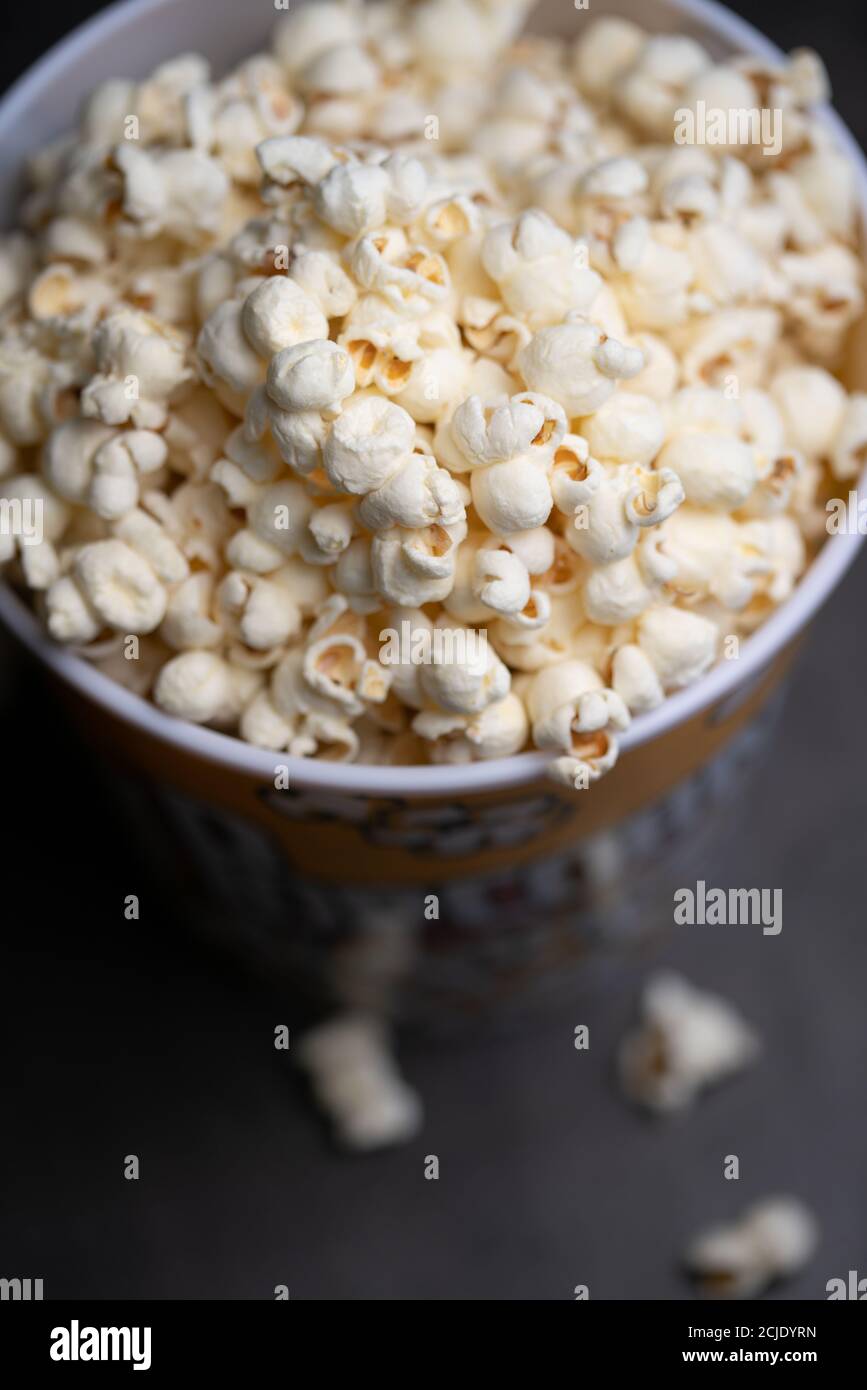 Ein Eimer voller Popcorn aus nächster Nähe Stockfoto