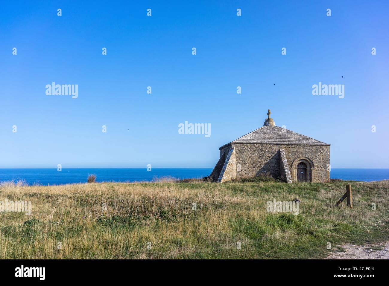 St. Aldhelm's Chapel - eine kleine Kirche aus dem 12. Jahrhundert in St. Aldhelm’s Head in der Nähe von Swanage an der Jurassic Coast, Dorset, England, Großbritannien Stockfoto