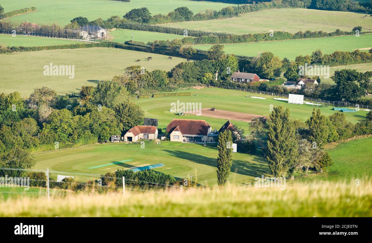 Brighton UK 15. September 2020 - Bodenpersonal arbeitet an den schönen Fulking Cricket-Plätzen in der Nähe von Devils Dike nördlich von Brighton an einem sonnigen Morgen mit Temperaturen wieder prognostiziert, um 30 Grad in Teilen des Südostens zu erreichen : Credit Simon Dack / Alamy Live News Stockfoto