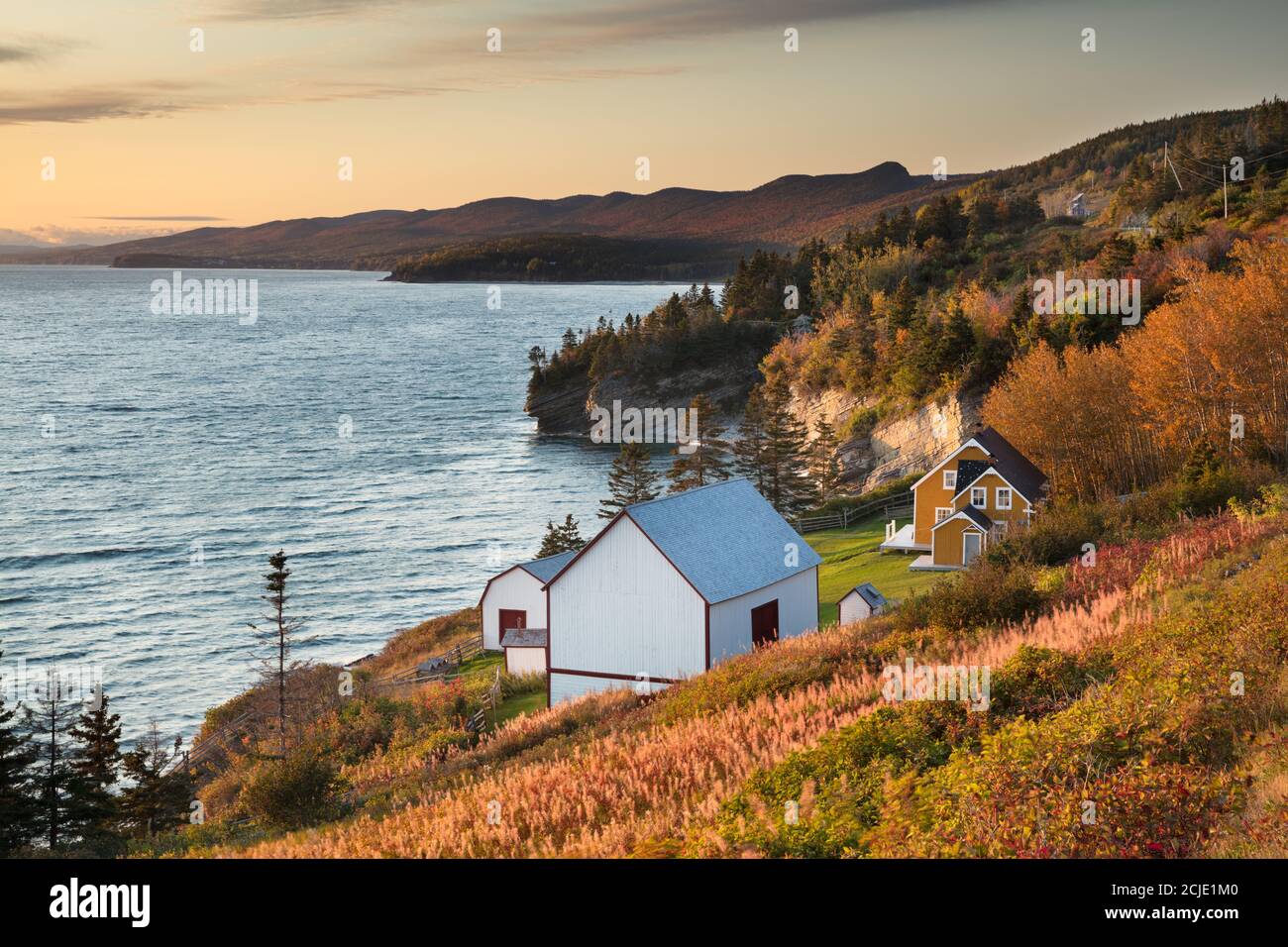 Traditinal Scheune und Cottage in Anse Blanchette, Forillon National Park, Gaspésie, Quebec, Kanada Stockfoto