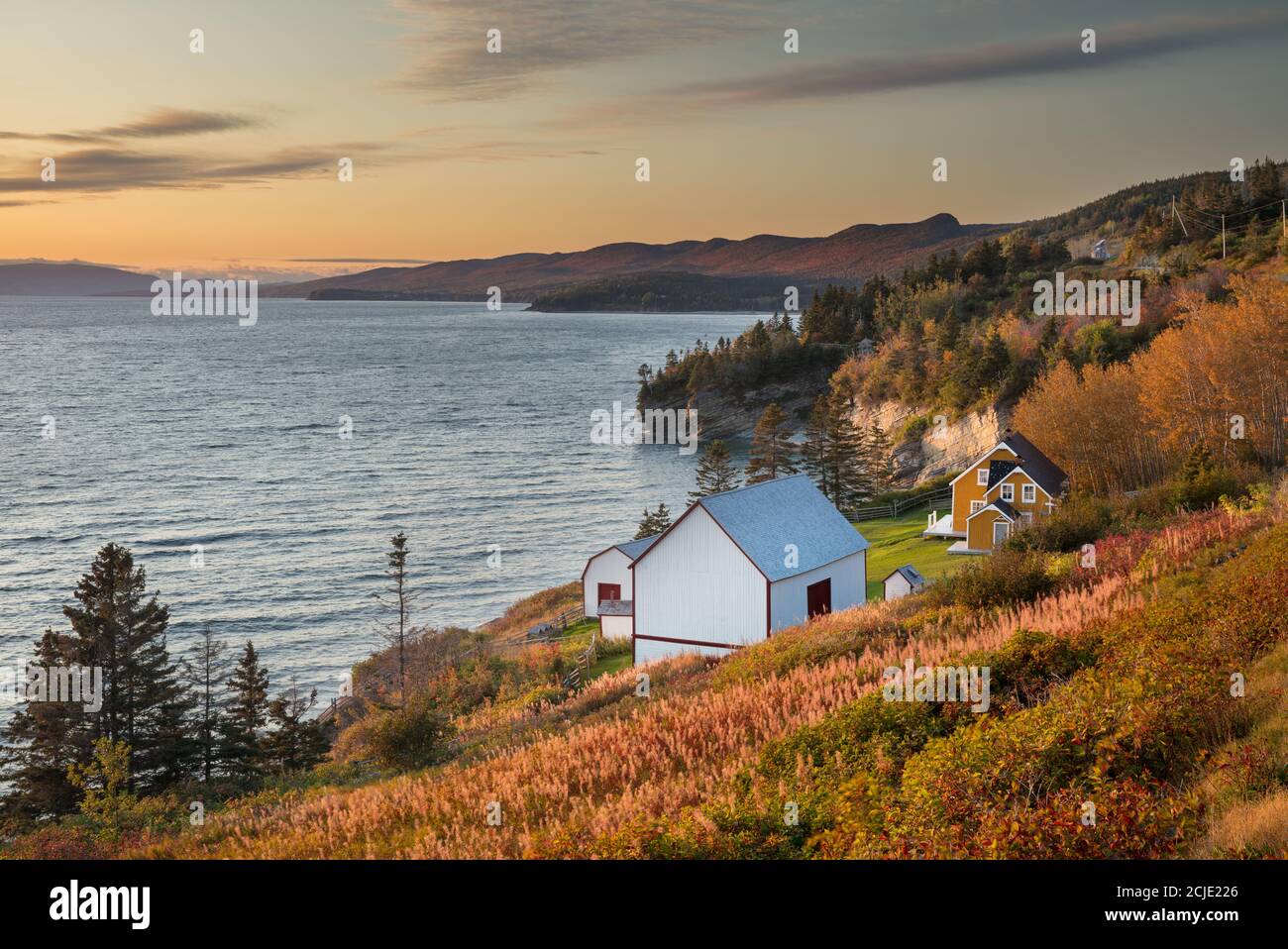 Traditinal Scheune und Cottage in Anse Blanchette, Forillon National Park, Gaspésie, Quebec, Kanada Stockfoto