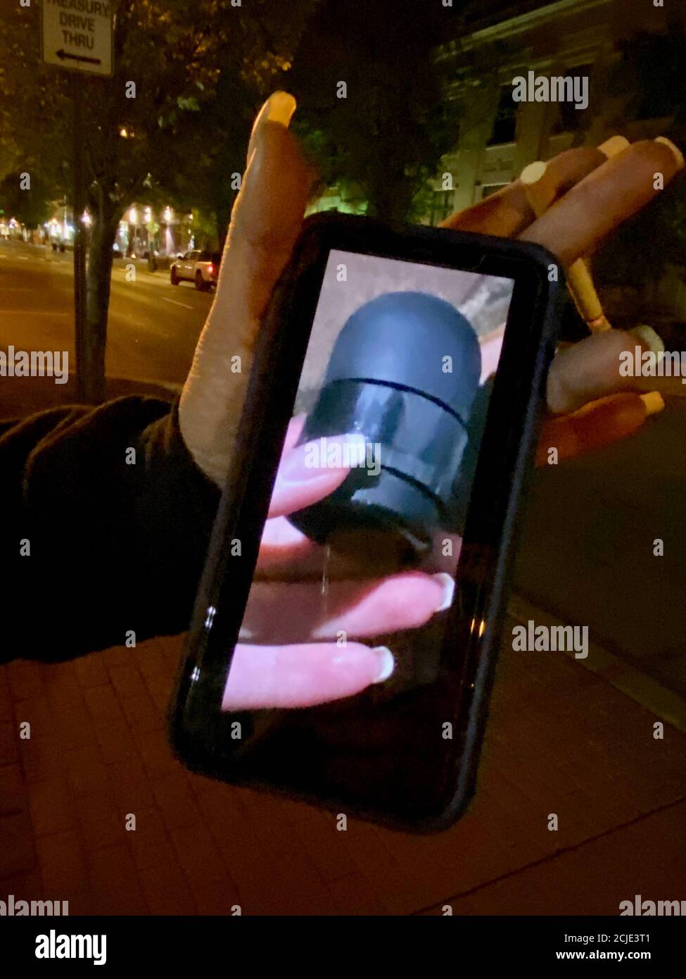 Lancaster, Pennsylvania, USA. September 2020. Ein Hospiz-orden und seine Mutter zeigen die Gummikugel, die sie traf, als ein Polizeimann aus Lancaster am 13. September das Feuer in die Menge der Demonstranten öffnete, um sie mit Tränengas und legalen Waffen zu zerstreuen. Quelle: Amy Katz/ZUMA Wire/Alamy Live News Stockfoto Lancaster, Pennsylvania, USA. September 2020. Ein Hospiz-orden und seine Mutter zeigen die Gummikugel, die sie traf, als ein Polizeimann aus Lancaster am 13. September das Feuer in die Menge der Demonstranten öffnete, um sie mit Tränengas und legalen Waffen zu zerstreuen. Quelle: Amy Katz/ZUMA Wire/Alamy Live News Stockfoto