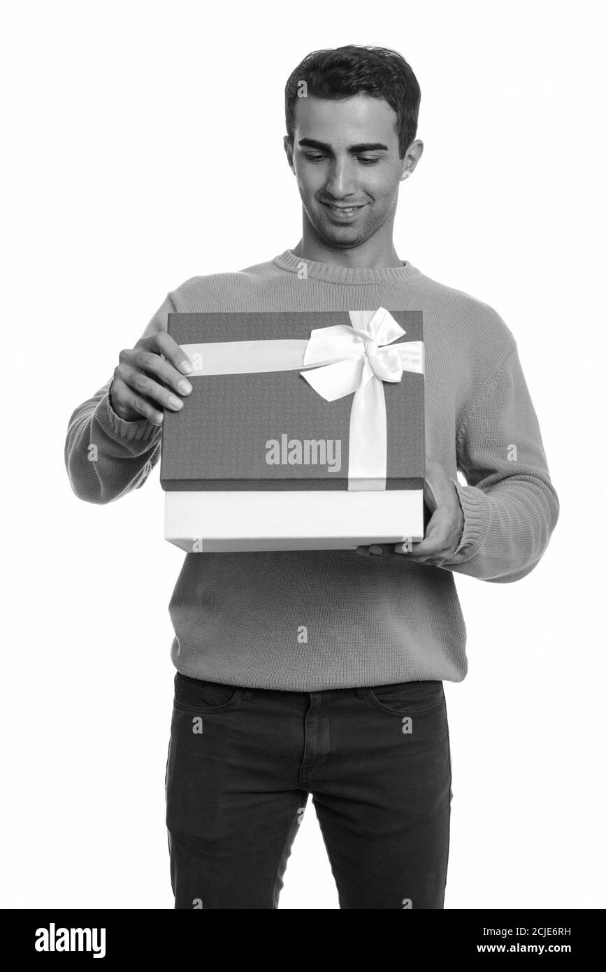 Junge glücklich iranischen Mann Eröffnung Geschenkbox bereit für Valentinstag Tag Stockfoto