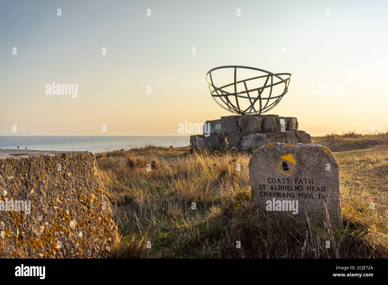 Radar Memorial auch bekannt als Purbeck Radar am St Aldhelm's Head entlang der Südwestküste Pfad während Sonnenuntergang, Dorset, England, Großbritannien Stockfoto