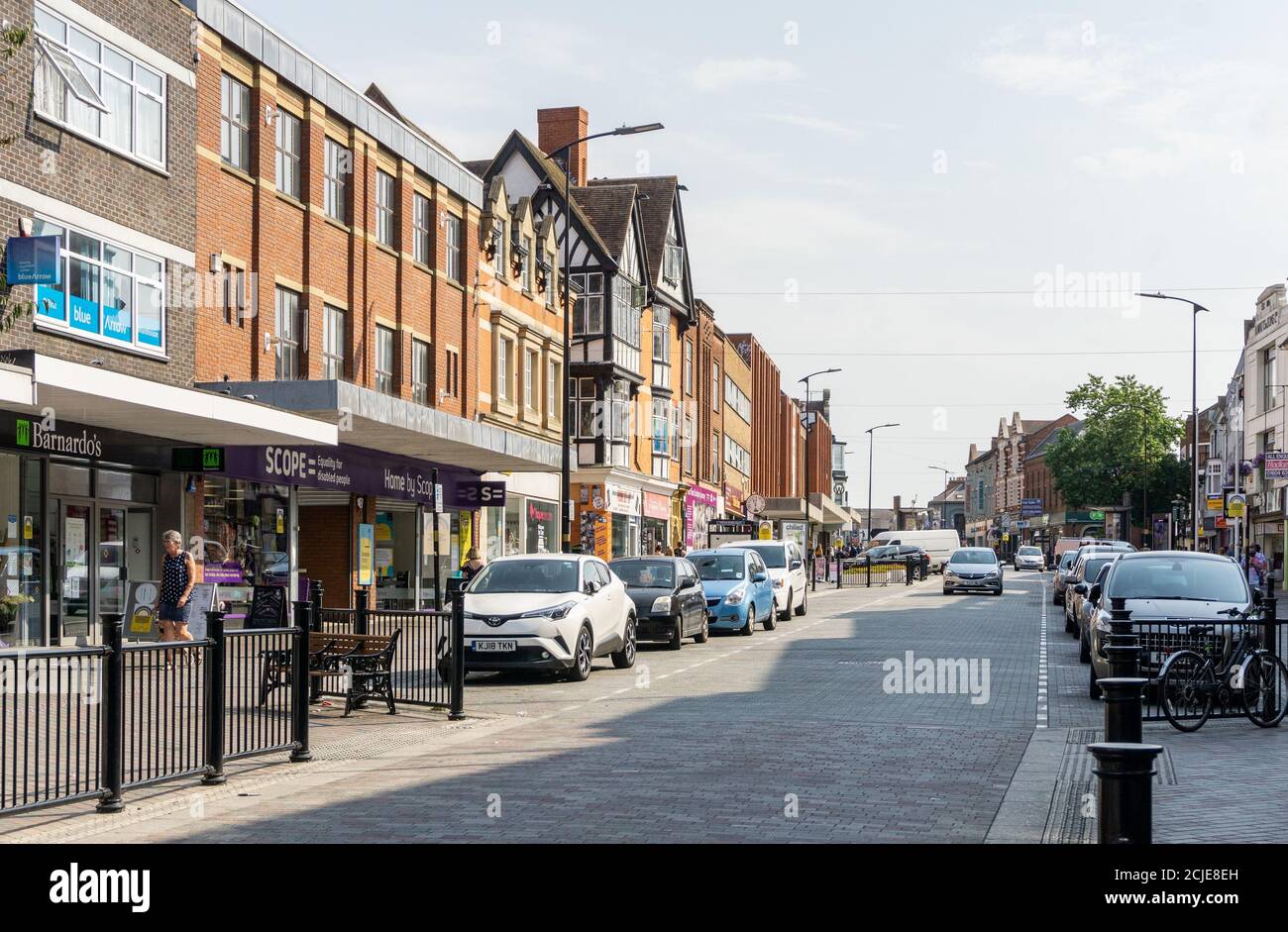Abington Street, Northampton, Großbritannien; Einzelhändler im Haupteinkaufsviertel der Stadt. Stockfoto