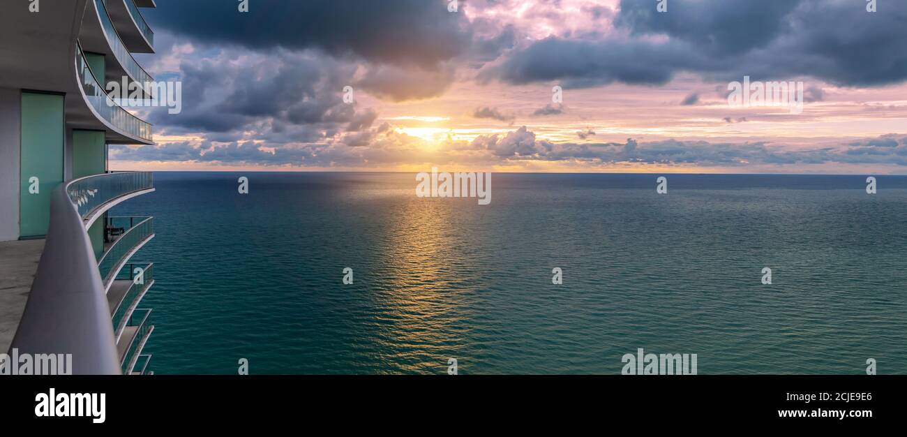 Schöner Sonnenuntergang mit Sonne über dem Horizont. Stockfoto