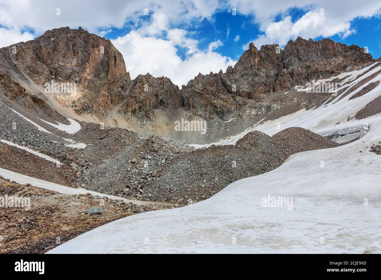Blick auf die Berglandschaft in Kirgisistan. Felsen, Schnee und Steine im Bergtal Blick. Bergpanorama. Stockfoto