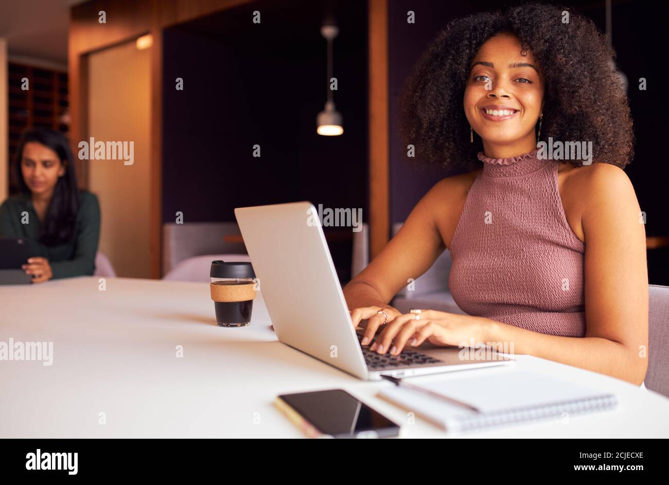 Porträt Einer Geschäftsfrau Mit Laptop Bei Einem Gesellschaftlich Distanzierten Meeting In Büro Während Gesundheit Pandemie Stockfoto