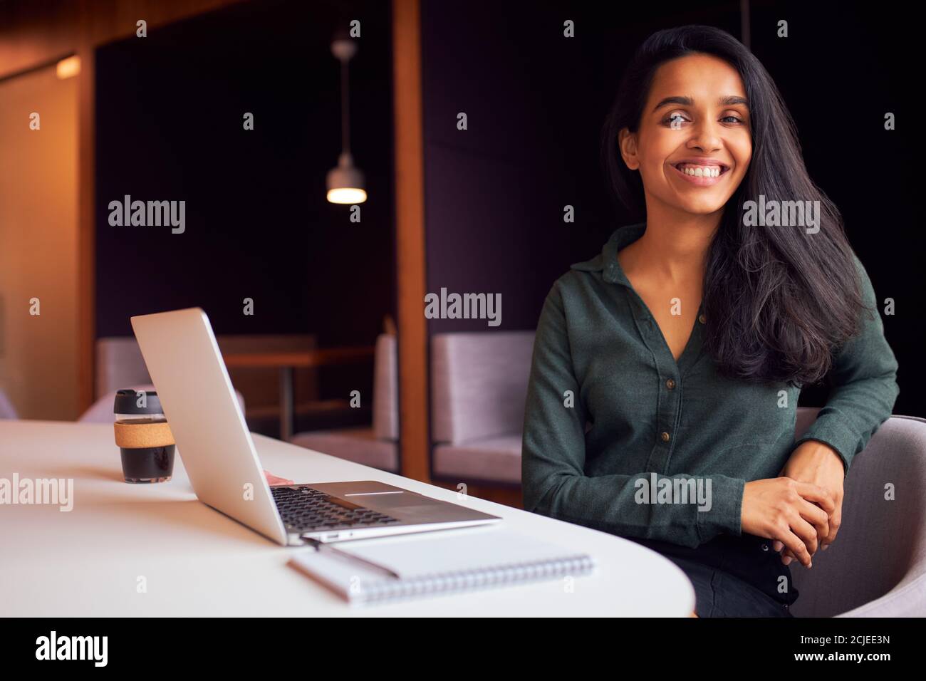 Porträt Der Geschäftsfrau Sitzt Am Meeting-Tisch Arbeiten Auf Laptop Im Modernen Open Plan Office Stockfoto