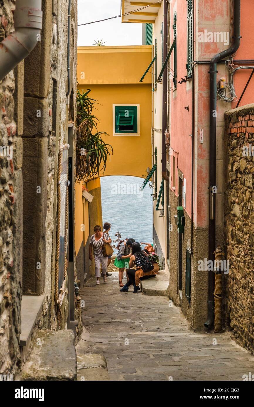 Porträtaufnahme des letzten Teils der schmalen Hauptstraße Via Fieschi mit bunten Häusern, die am Belvedere di Santa Maria, dem beliebten... Stockfoto