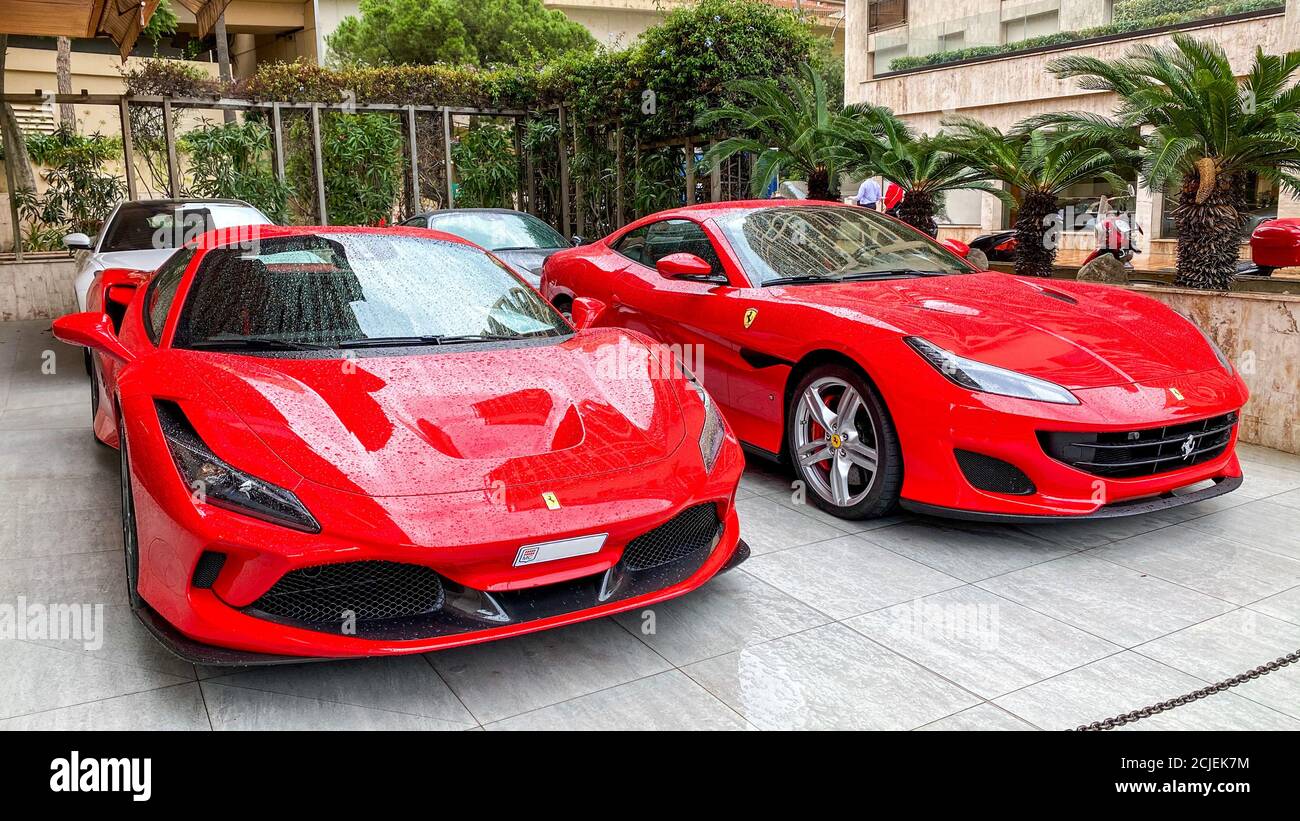 Monte-Carlo, Monaco. 10.09.2020 zwei rote Ferraris parkten auf der Straße in Monte-Carlo. Ferrari ist italienische Sportwagen. Stockfoto