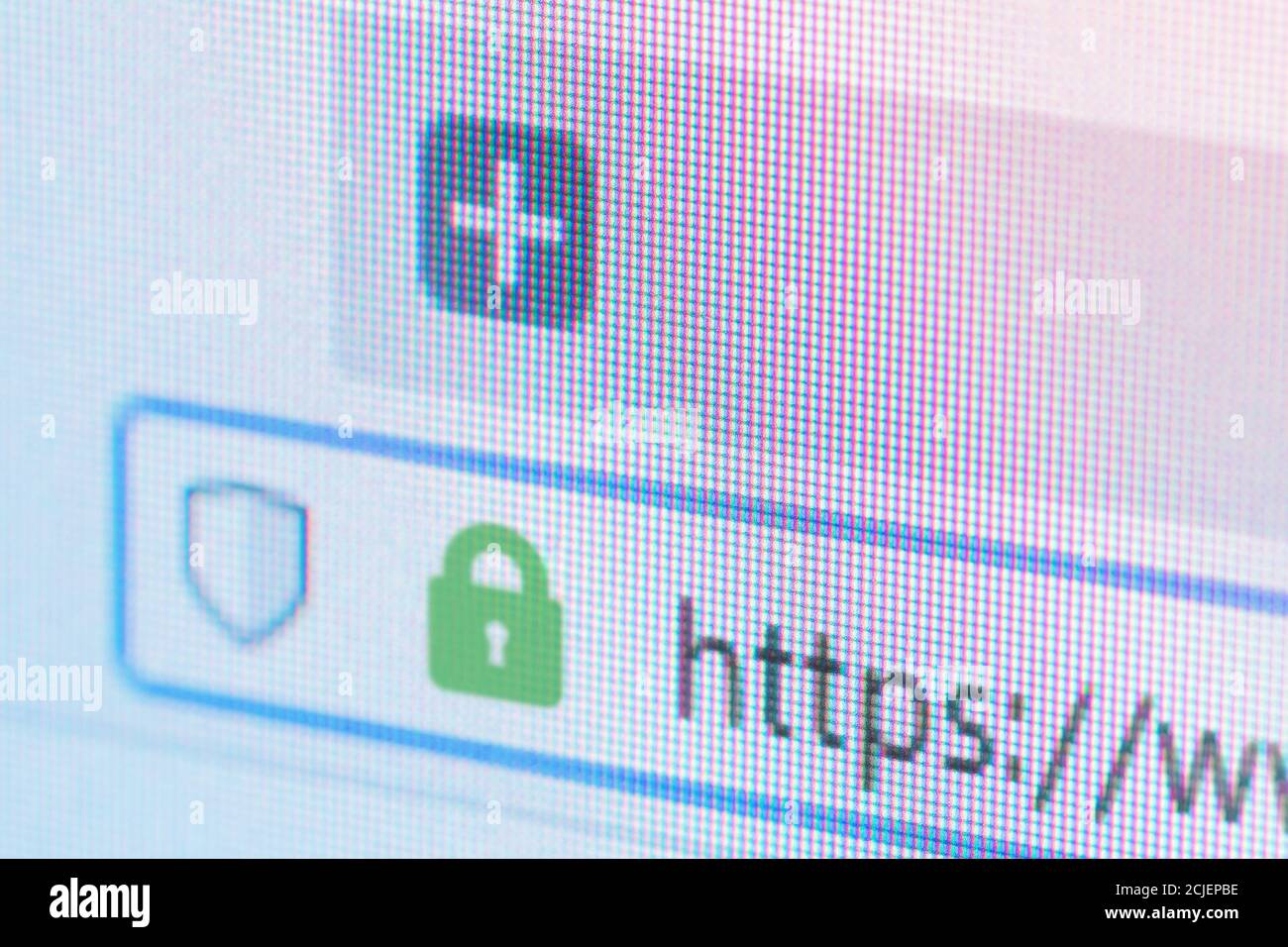 Leichte Nahaufnahme des Webbrowsers auf dem LCD-Bildschirm mit flachem Fokus und https-Vorhängeschloss. Internetsicherheit, SSL-Zertifikat, Cybersicherheit, Suchmaschine und w Stockfoto