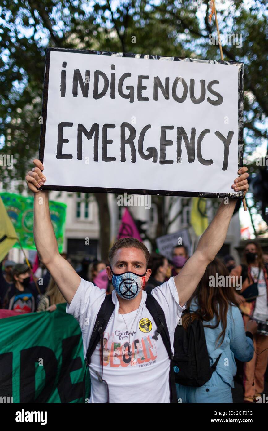 Protestler mit Plakat während des "Rebels for Amazonia"-aufstandsmarsches am Tag der indigenen Frauen, London, 5. September 2020 Stockfoto