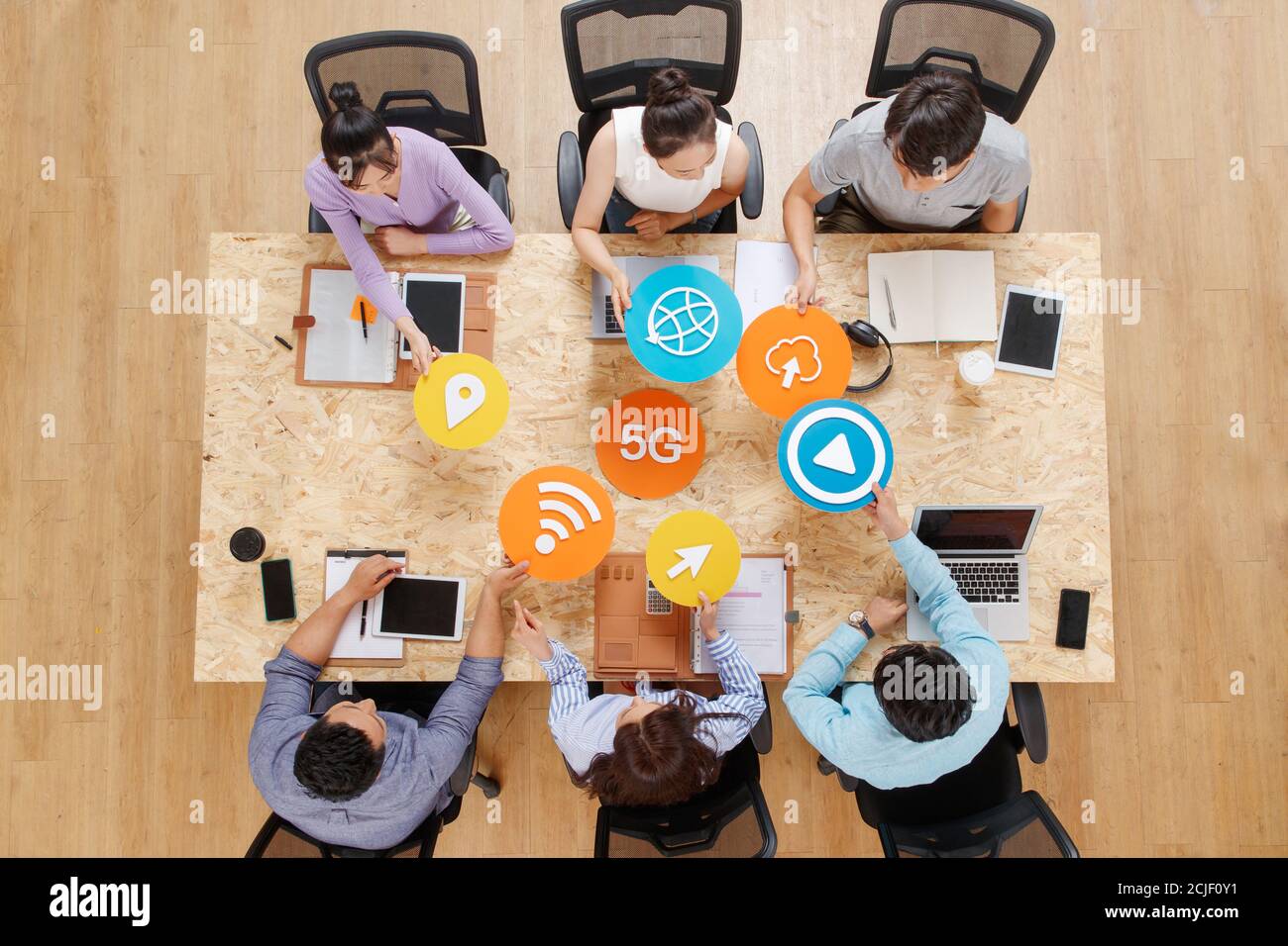 Büroangestellte von Angesicht zu Angesicht mit symbolischen SYMBOLEN Stockfoto