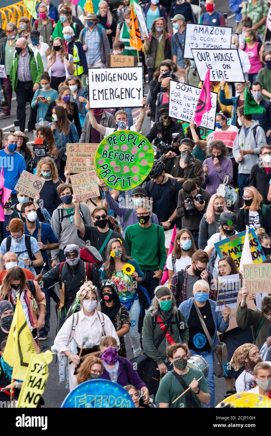 Menschenmenge am 'Rebels for Amazonia' Extinction Rebellion march on Indigenous Womens Day, London, 5. September 2020 Stockfoto