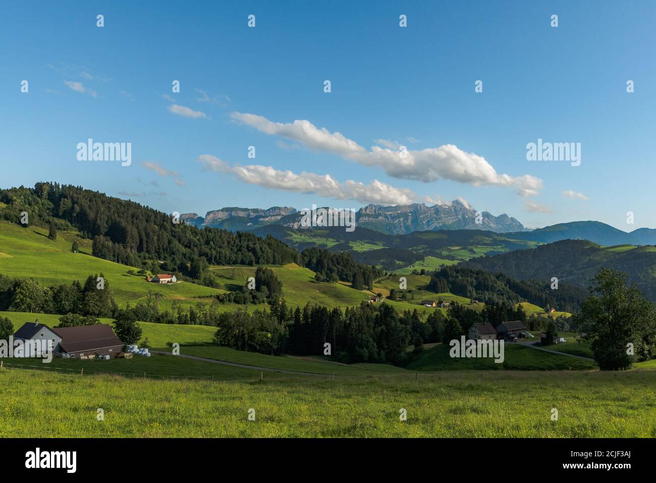 Das Appenzellerland mit Almen und Bauernhäusern, Blick auf die Alpsteinberge mit Saentis, Kanton Appenzell Innerrhoden, Schweiz Stockfoto