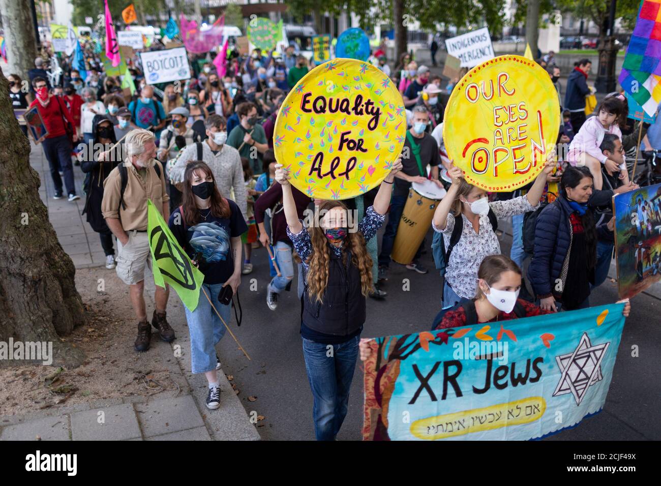 Menschenmenge am 'Rebels for Amazonia' Extinction Rebellion march on Indigenous Womens Day, London, 5. September 2020 Stockfoto