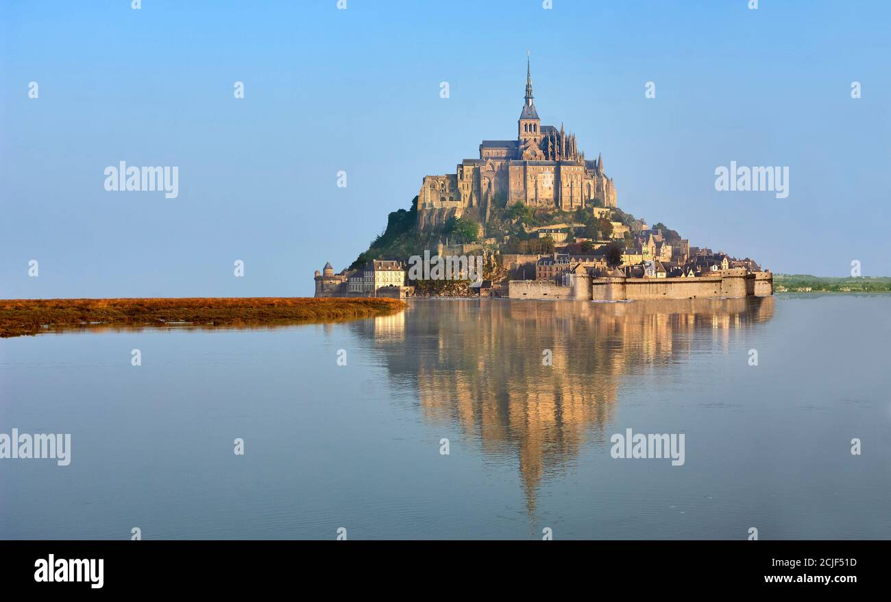 Malerische Aussicht auf die Gezeiteninsel Mont Saint Michel bei Flut umgeben und seine mittelalterliche Abtei von Saint Michel. Normandie Frankreich. Die Gezeiten variieren Stockfoto