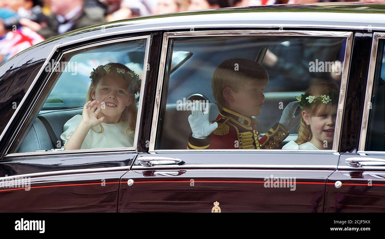Tom Pettifer, Lady Louise Windsor und Margarita Armstrong-Jones auf dem Weg zur Hochzeit von Prinz William und Catherine Middleton. PIC : SCHMERZEN MARKIEREN Stockfoto