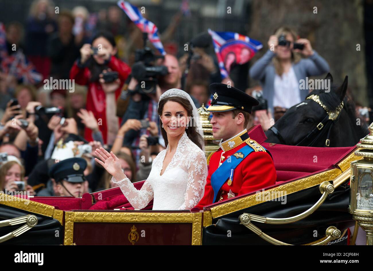 Catherine Middleton und Prinz William nach ihrer Hochzeit in Westminster Abbey, London. 29/4/2011. Bildnachweis: Mark Pain / Alamy Stockfoto