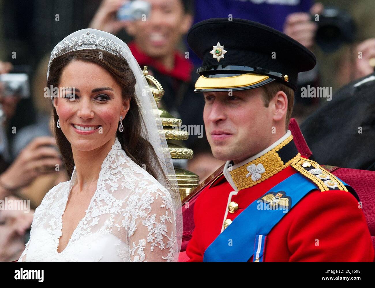 Catherine Middleton und Prinz William nach ihrer Hochzeit in Westminster Abbey, London. 29/4/2011. Bildnachweis: Mark Pain / Alamy Stockfoto