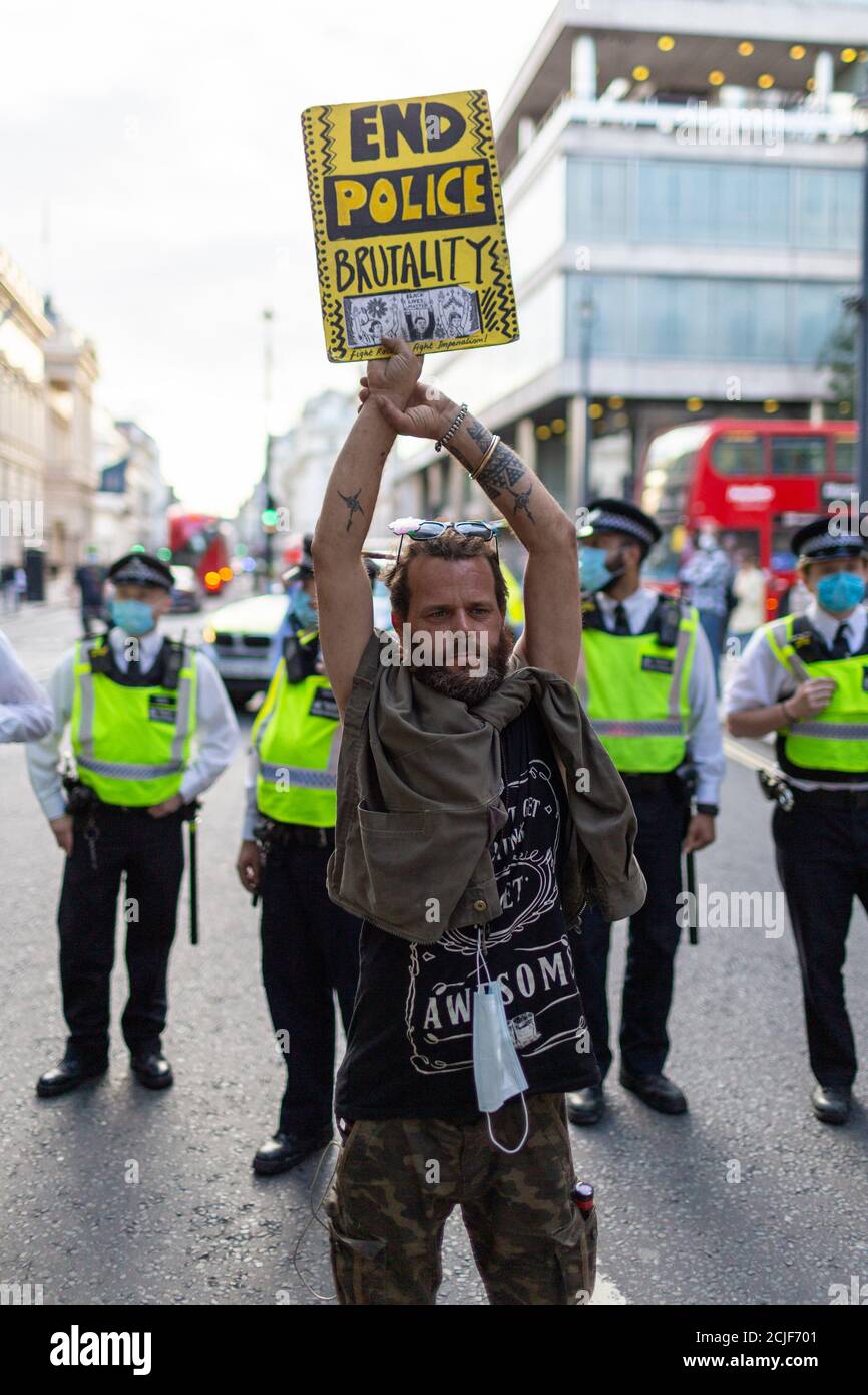 Protestler hält Plakat, "Rebels for Amazonia" Auslöschung Rebellion march on Indigenous Womens Day, London, 5. September 2020 Stockfoto