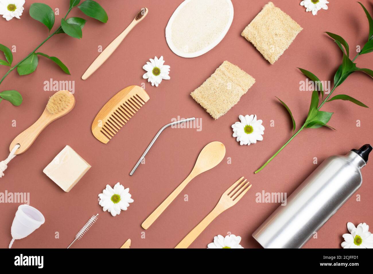 Layout von Zero Waste Zubehör für Trinken, Essen und persönliche Hygiene. Kunststoff-freies Konzept auf braunem Hintergrund. Stockfoto
