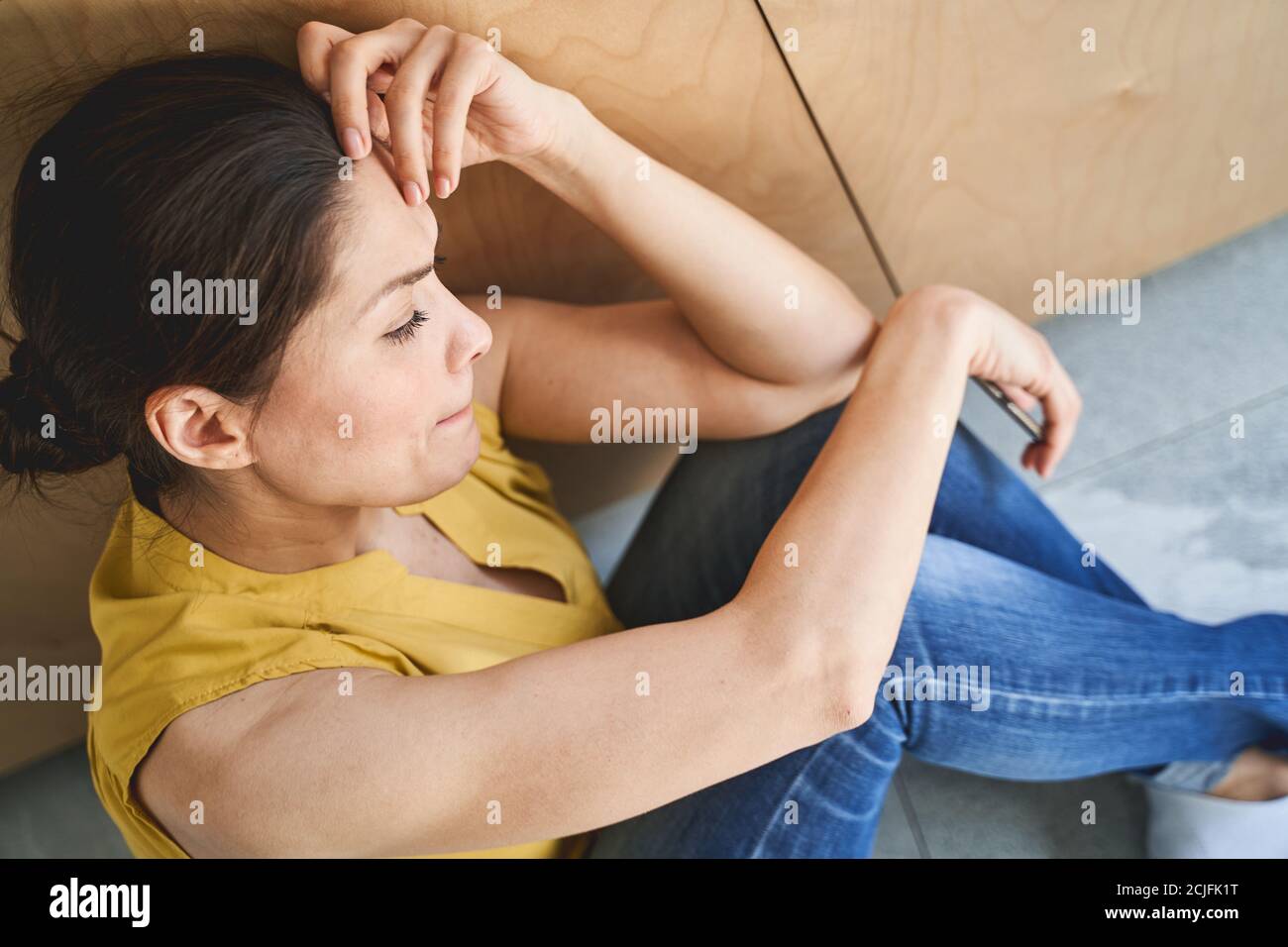 Attraktive junge Frau verloren in ihrem Gedanken Stockfoto