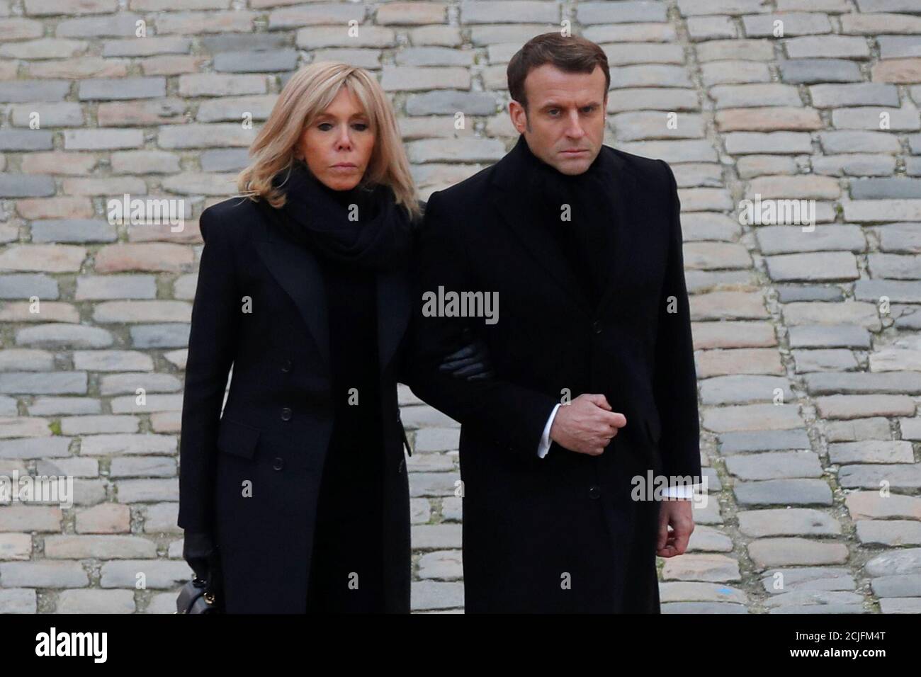 Der französische Präsident Emmanuel Macron und seine Frau Brigitte Macron  verlassen das Hotel National des Invalides in Paris, Frankreich, nach der  nationalen Zeremonie für die dreizehn in Mali getöteten französischen  Soldaten am