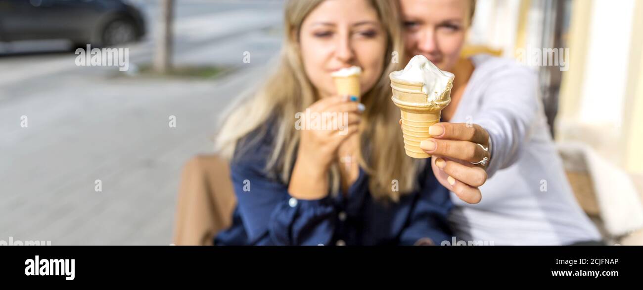 Zwei junge Mädchen essen Eis. Stockfoto