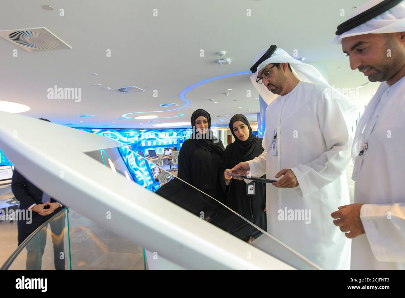 Sultan Ahmed Al Jaber Uae Staatsminister Und Ceo Der Abu Dhabi National Oil Company Adnoc Group Spricht Mit Mitarbeitern Im Panorama Digital Command Center Am Adnoc Hauptsitz In Abu Dhabi Vae 10