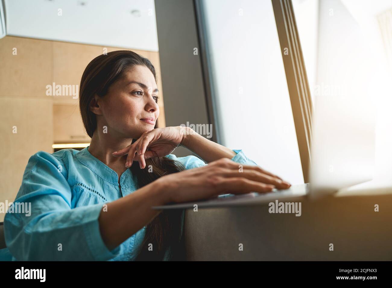 Schöne ruhige Frau freiberuflich von zu Hause aus arbeiten Stockfoto