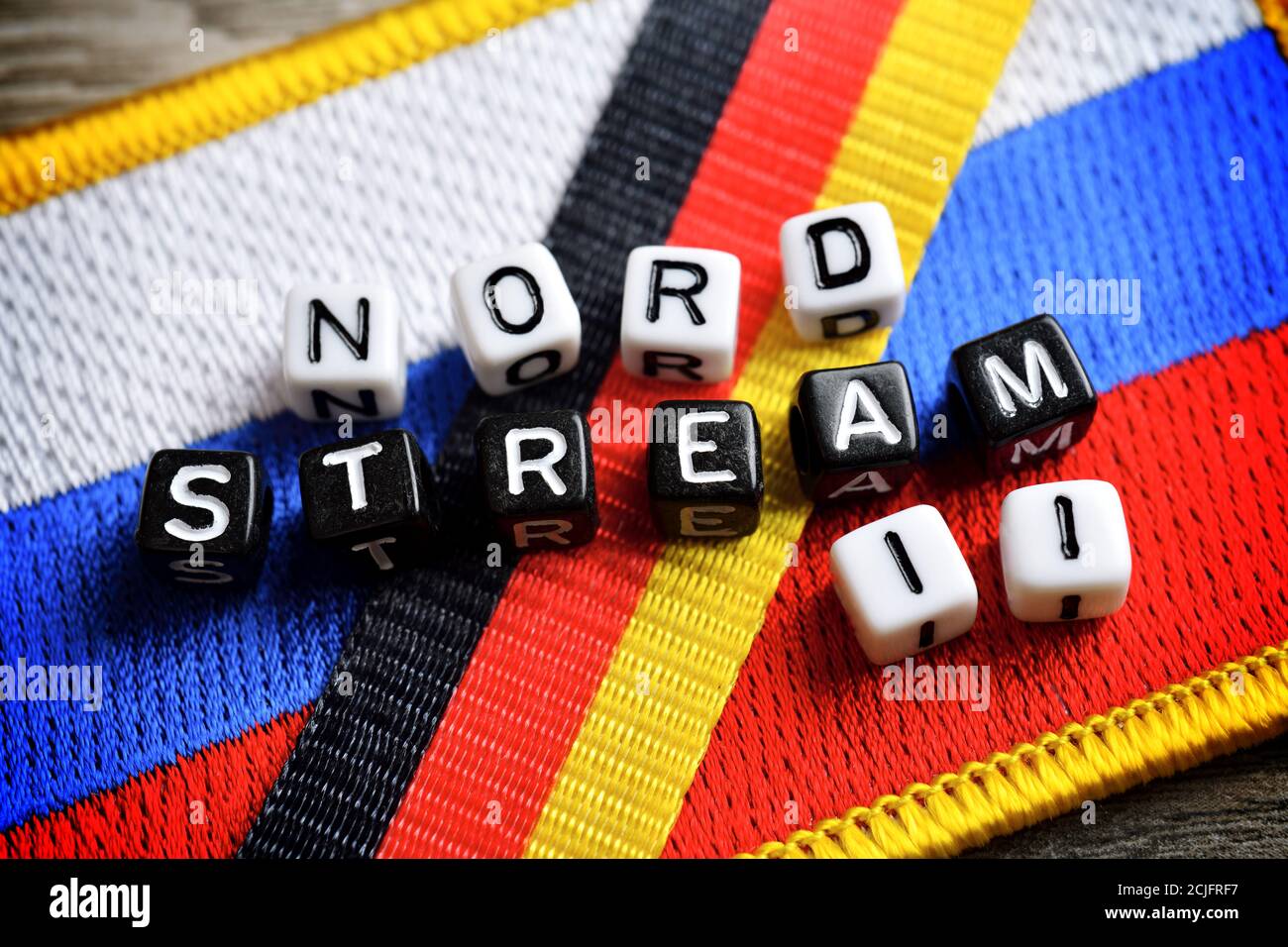 Buchstabenwürfel auf den Flaggen von Russland und Deutschland, Nord Stream 2 Gasleitung Stockfoto