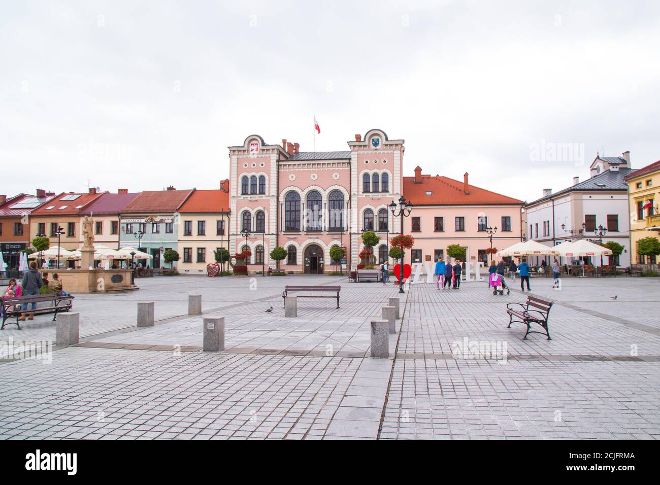 ZYWIEC, POLEN - 12. JULI 2020: Rathaus am Hauptmarkt in Zywiec, Polen. Stockfoto
