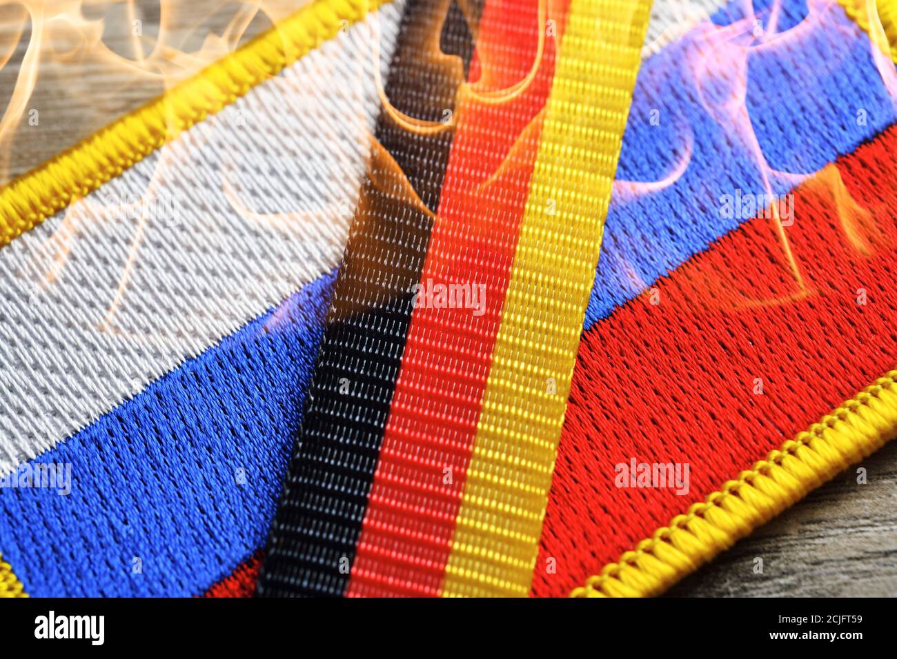 Flaggen von Russland und Deutschland mit Gasflammen, Nord Stream 2-Gaspipeline Stockfoto