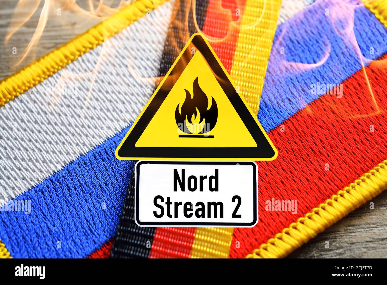 Flaggen von Russland und Deutschland und Warnschild, Nord Stream 2 Gasleitung Stockfoto