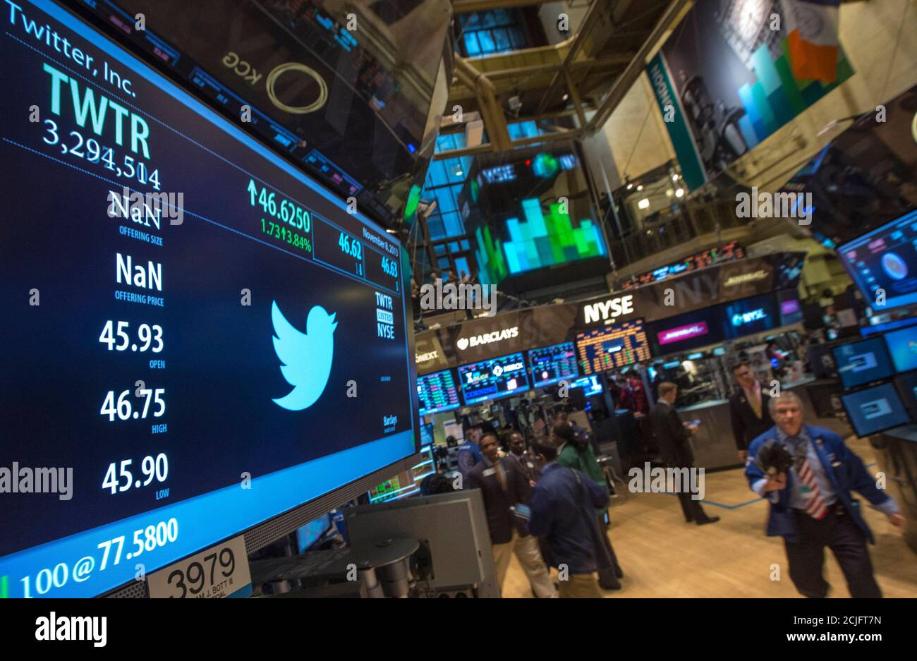 Das Twitter-Logo erscheint auf dem Boden von der New York Stock Exchange, 8. November 2013. Twitter-Inc Aktie sprang 73 Prozent in einem rasenden Handel Debüt, die fuhren die sieben-jährige Firma Marktwert auf rund $ 25 Milliarden und die stürmischen Tagen der Dotcom-Blase hervorgerufen. REUTERS/Brendan McDermid (Vereinigte Staaten - Tags: Firmenlogo) Stockfoto