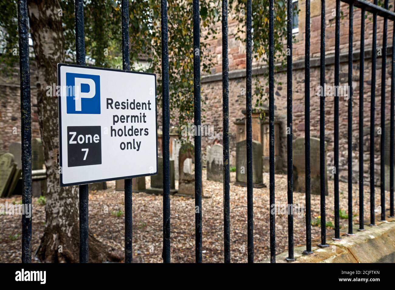 'Resident Permit Holder Only' Zeichen des Geländers des jüdischen Grabgeländes im Sciennes House Place, Edinburgh, Schottland, Großbritannien. Stockfoto