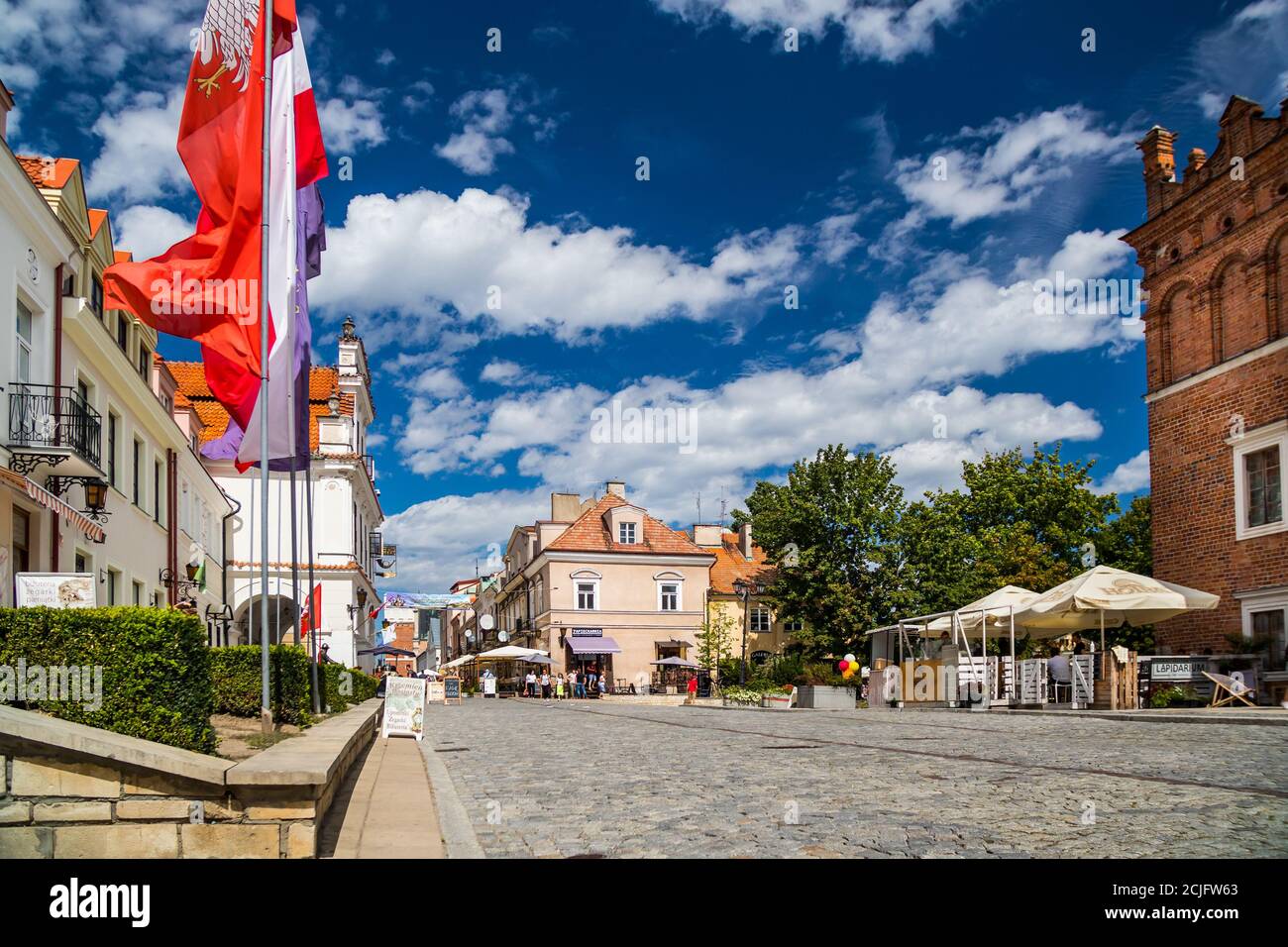 SANDOMIERZ, POLEN - 27. August 2020. Blick auf den Markt mit dem gotischen Rathaus von Sandomierz Stockfoto