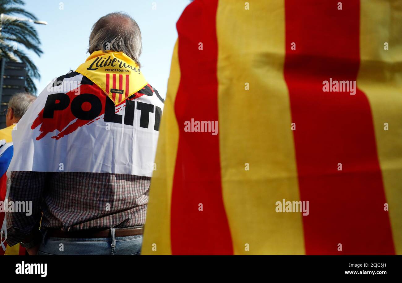Katalanische Demonstranten, die sich für die Unabhängigkeit einsetzen, nehmen an einem Protest Teil, um die Freilassung von inhaftierten Separatisten in Barcelona, Spanien, am 26. Oktober 2019 zu fordern. Die Flagge lautet "Freiheit für politische Gefangene". REUTERS/Sergio Perez Stockfoto