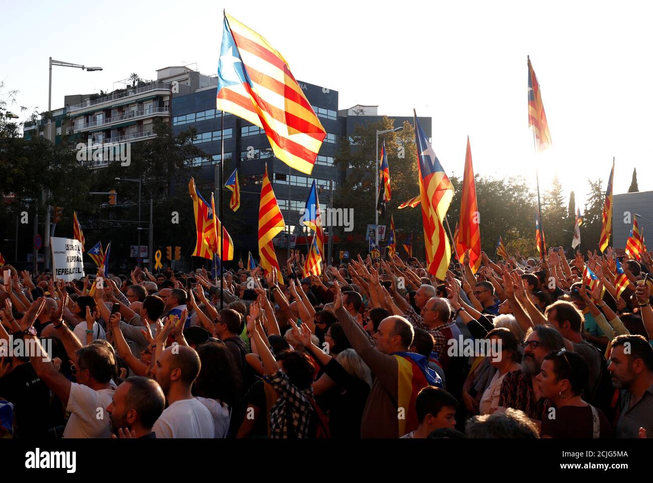 Katalanische Demonstranten, die sich für die Unabhängigkeit einsetzen, heben ihre Hände während eines Protestes, um die Freilassung inhaftierten Separatistenführer in Barcelona, Spanien, am 26. Oktober 2019 zu fordern. REUTERS/Sergio Perez Stockfoto