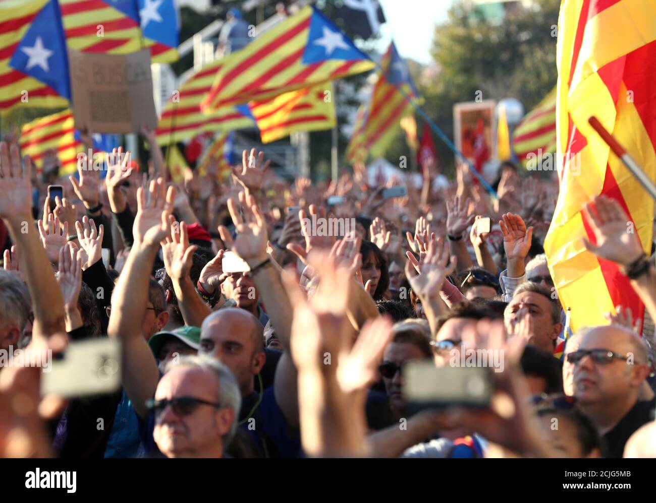 Katalanische Demonstranten, die sich für die Unabhängigkeit einsetzen, heben ihre Hände während eines Protestes, um die Freilassung inhaftierten Separatistenführer in Barcelona, Spanien, am 26. Oktober 2019 zu fordern. REUTERS/Sergio Perez Stockfoto