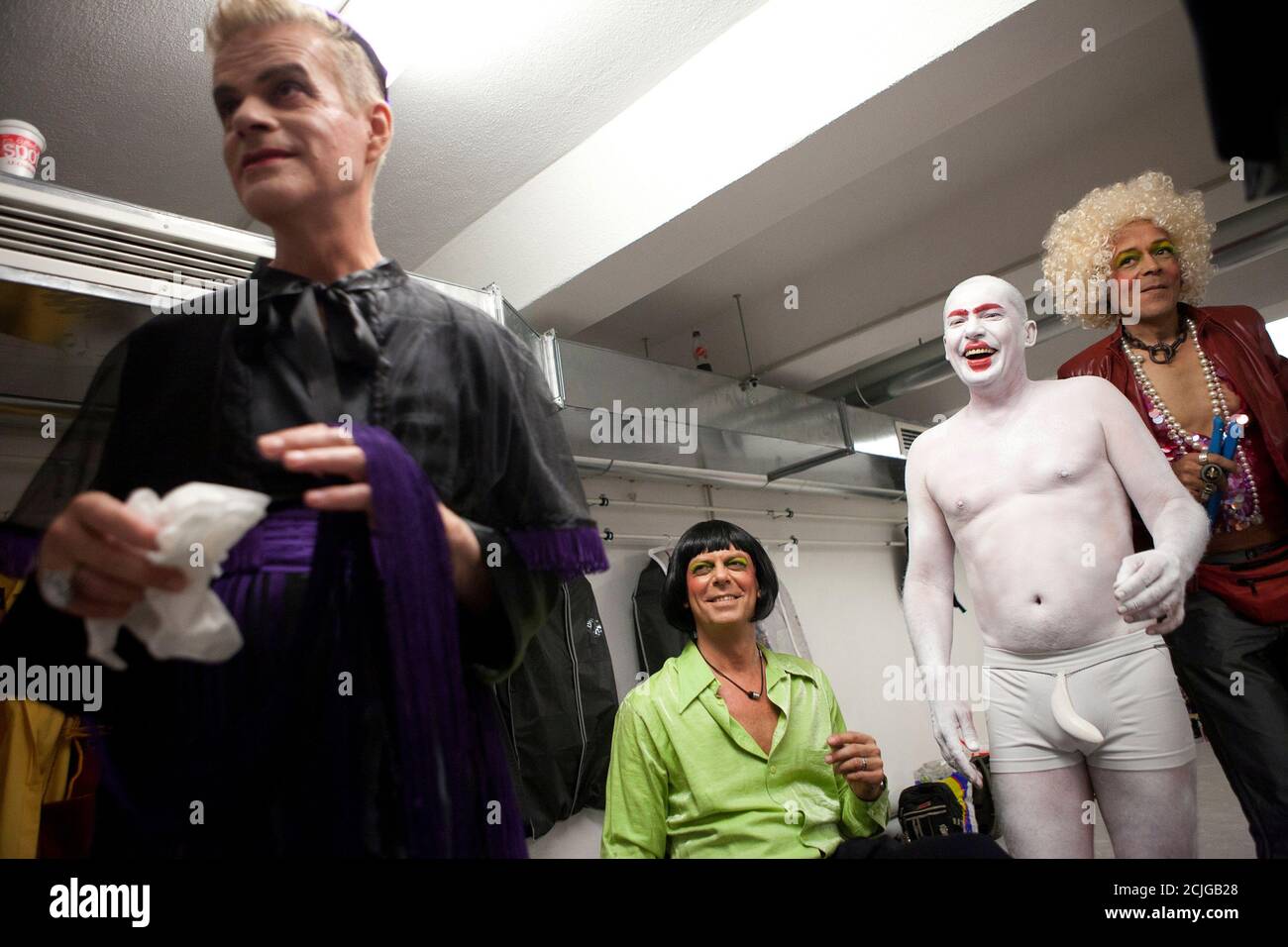 Teilnehmer sprechen, bevor die "Gay nicht grau" Fashion Show in Berlin, 27.  August 2011. Reife Schwule Männer durchgeführt in der Show mit jüngeren  Kollegen, veranschaulichen, dass schwule und Alter kann auch Spaß