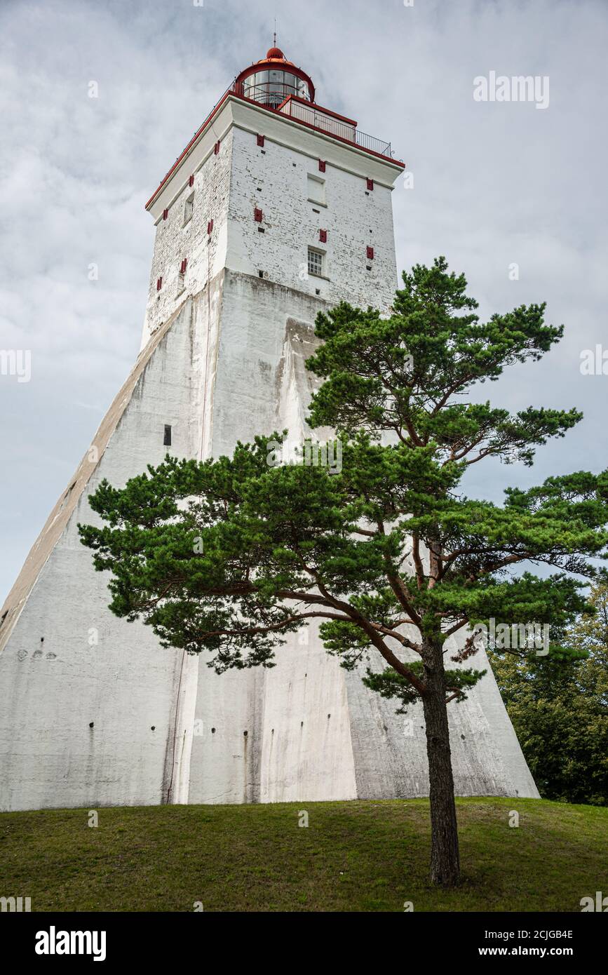 Blick auf den historischen alten Leuchtturm von Kõpu (Leuchtturm von Kopu), Insel Hiiumaa, Estland Stockfoto
