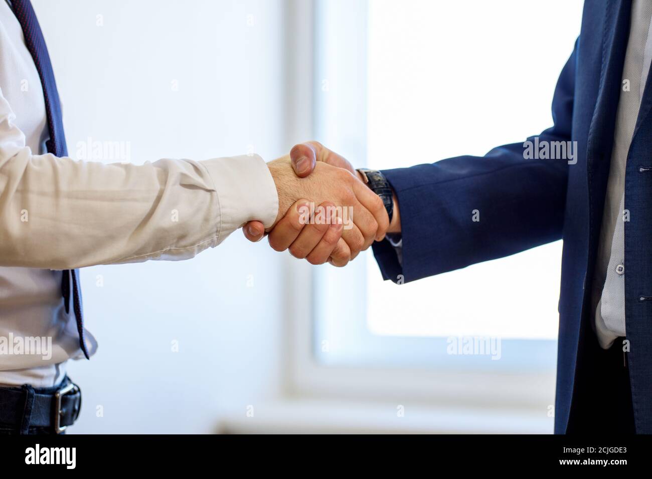 Handschlag von zwei Geschäftsleuten, Nahaufnahme Foto. Stockfoto