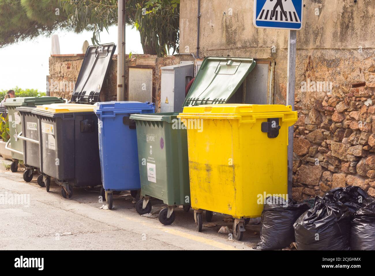 Farbige Abfallbehälter für einfaches Recycling Stockfoto