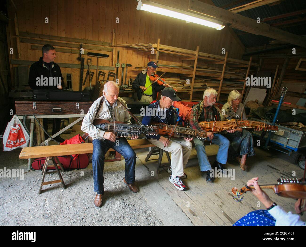 KEYED FIDDLE indoor spielen ihre keyed Fiddle mit Musikerfreunden Stockfoto