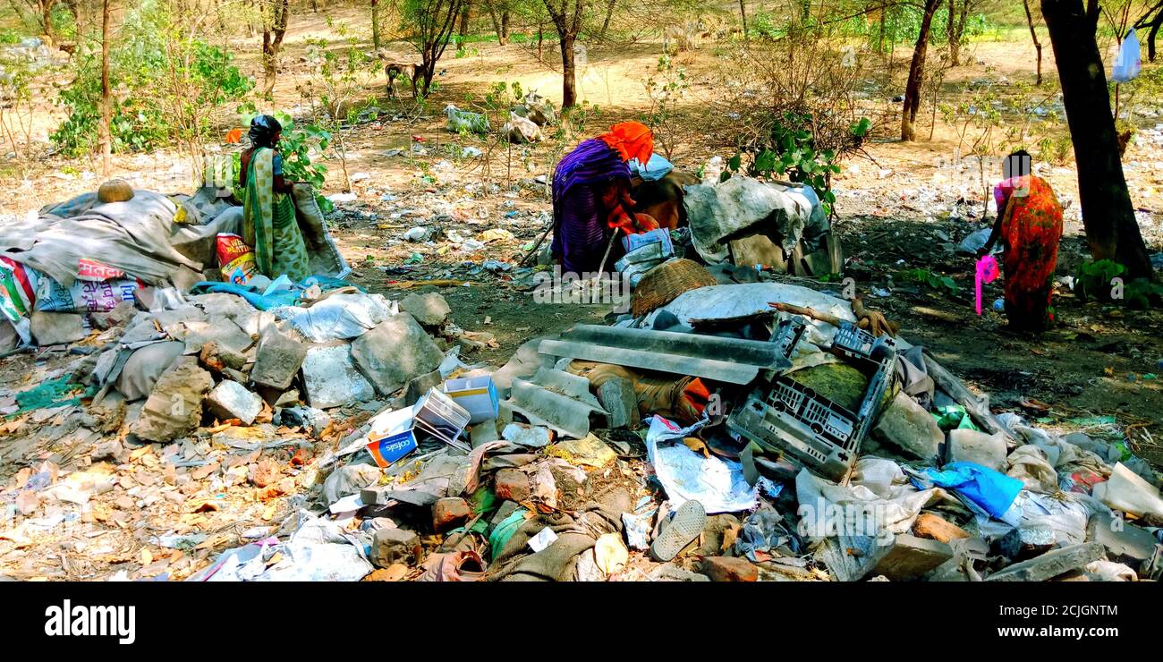 DISTRIKT KATNI, INDIEN - 16. JULI 2019: Indische Dorf arme Frauen sammeln Müll zum Verkauf in Dumpingzone an schmutzigen Ort. Stockfoto