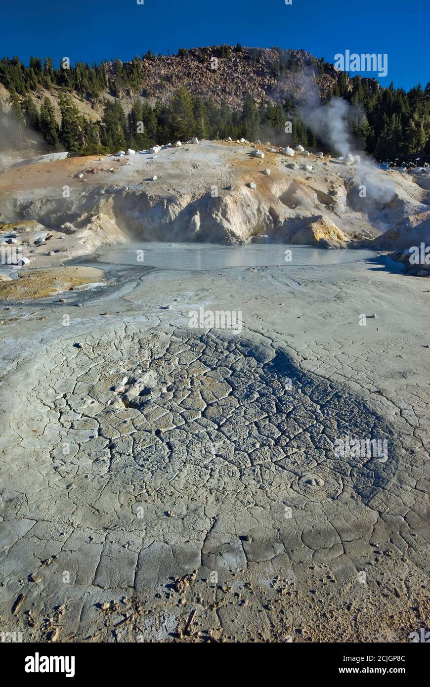 Mudpot im Bumpass Hell Area im Lassen Volcanic National Park, Kalifornien, USA Stockfoto