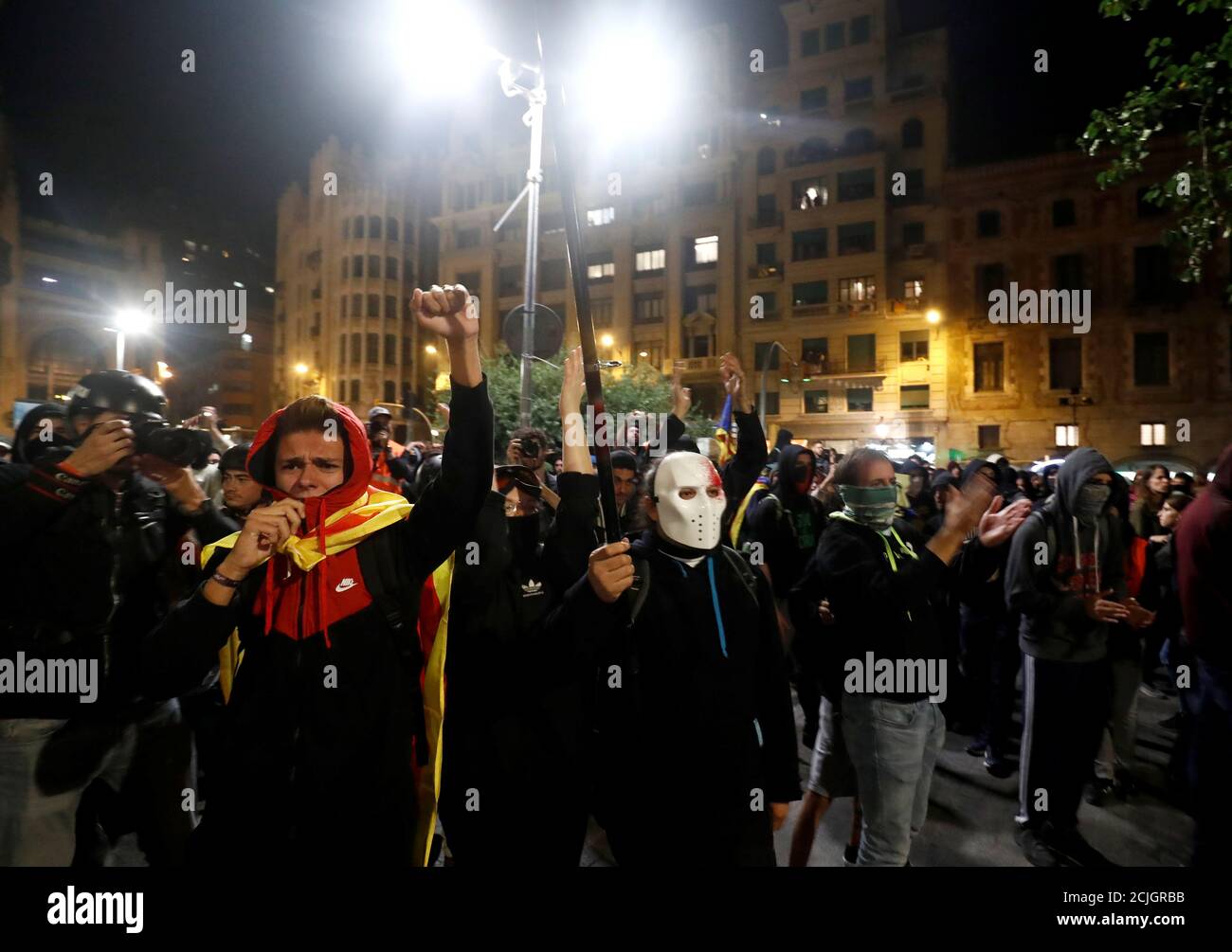 Katalanische Demonstranten, die sich für die Unabhängigkeit einsetzen, rufen bei einem Protest gegen Polizeiaktionen vor dem Hauptquartier der Nationalen Polizei in Barcelona, Spanien, am 26. Oktober 2019 Parolen. REUTERS/Sergio Perez Stockfoto